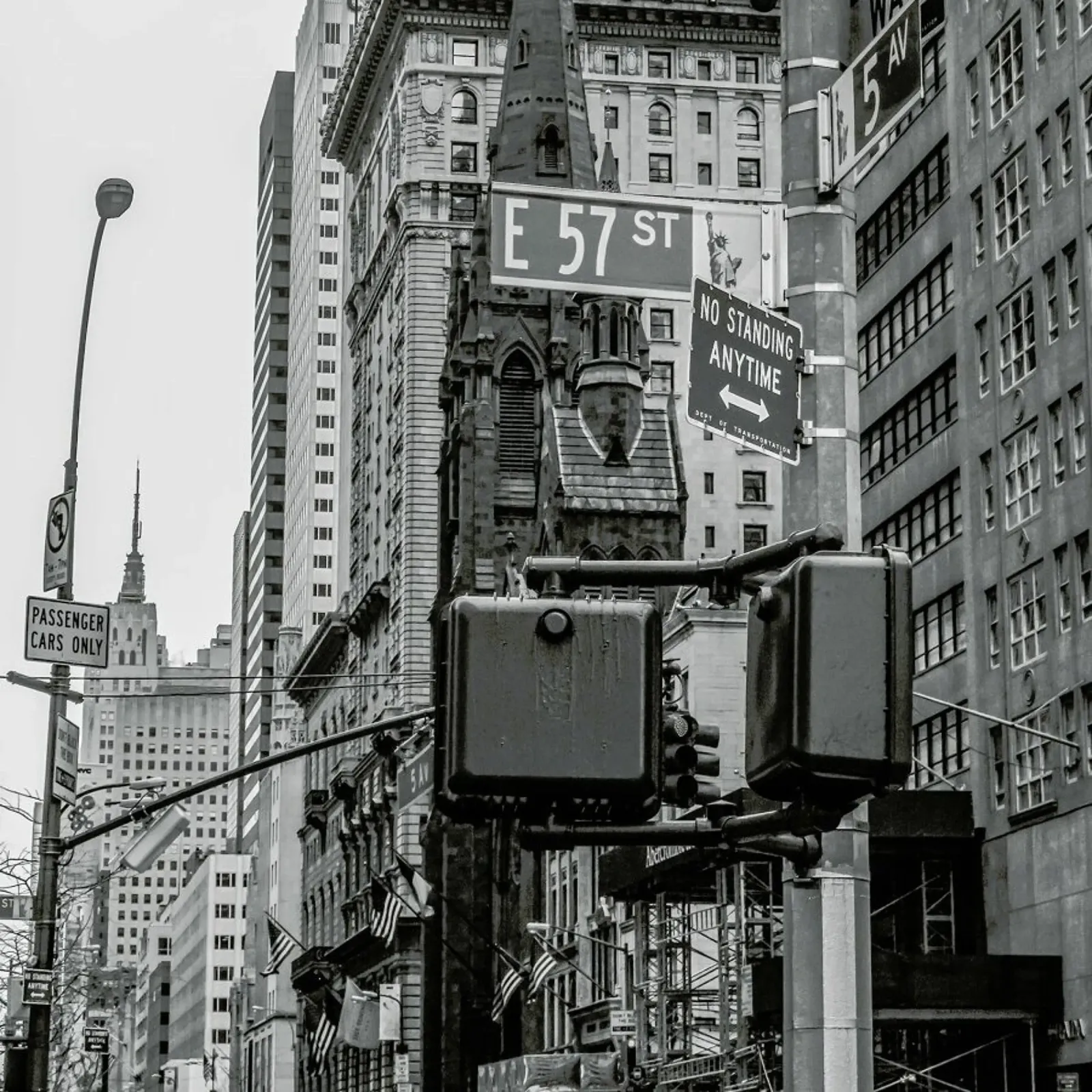 E 57th Street poster con telaio in legno da JaySan Studio