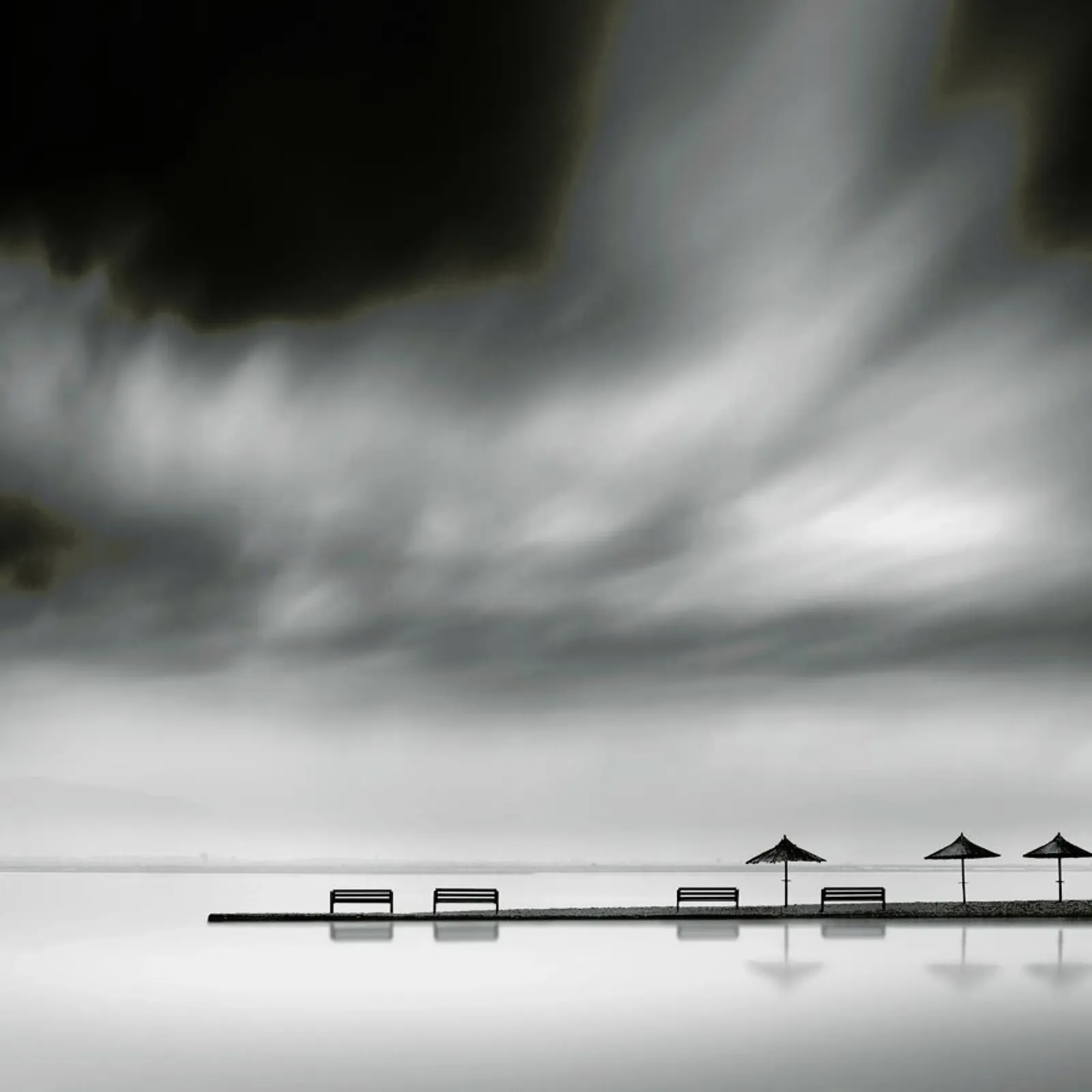 Four Benches And Three Umbrellas - George Digalakis plexiglass da Pictufy