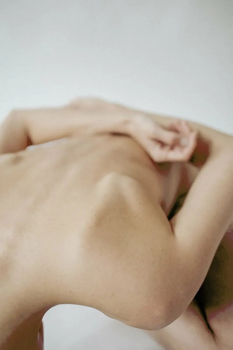 Body Studies Square pellicola backlit da Chris Abatzis