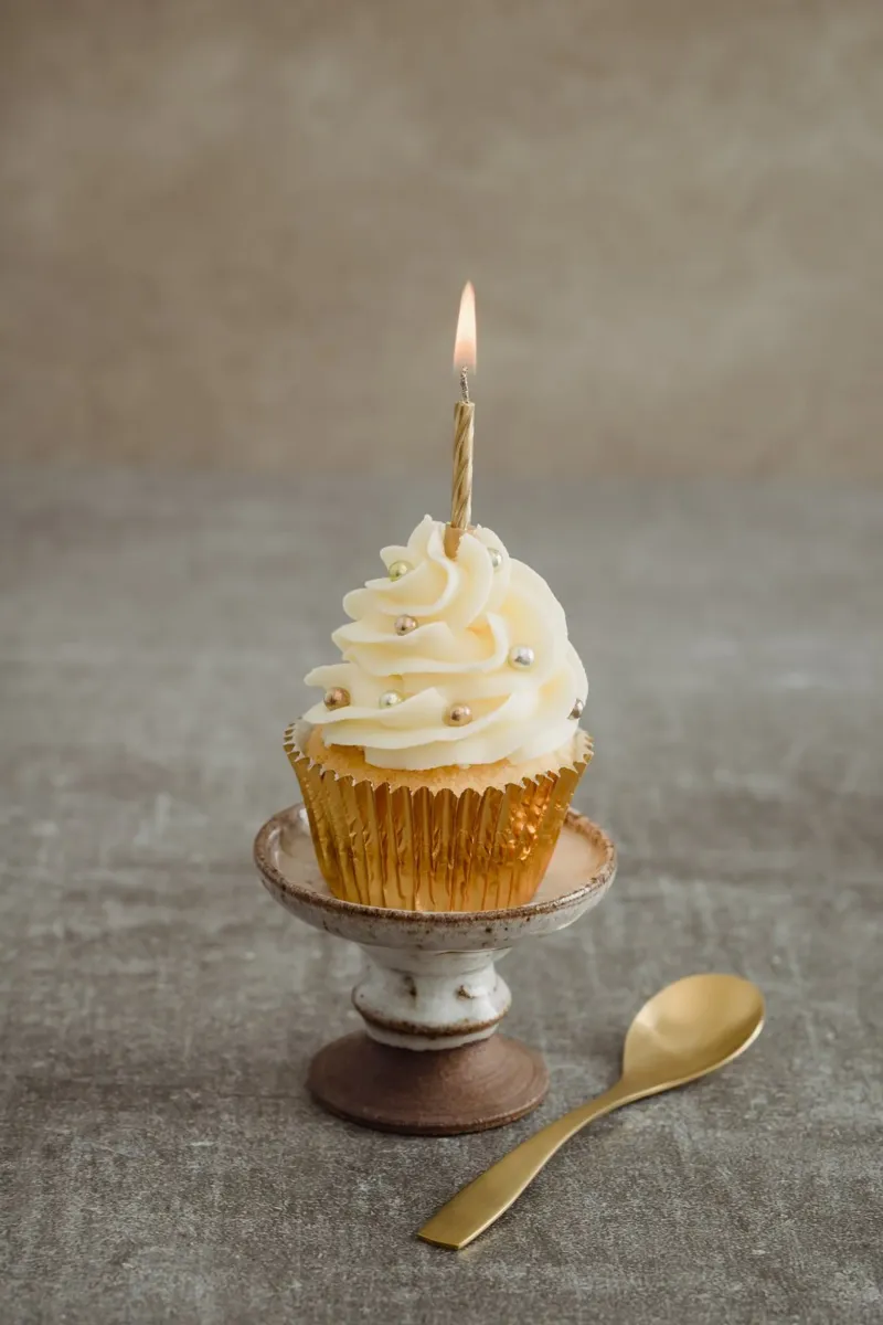 Gold Cupcake mit Kerze Poster mit Holzrahmen von foodphotolove