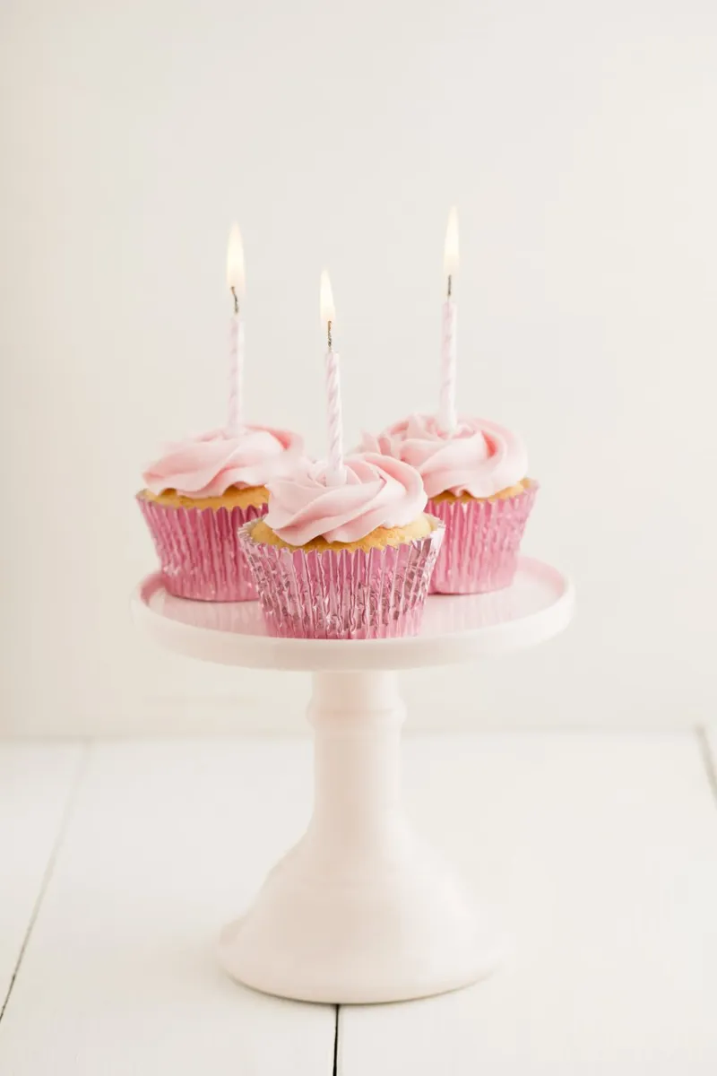 Cupcake rosa con candele pellicola backlit da foodphotolove