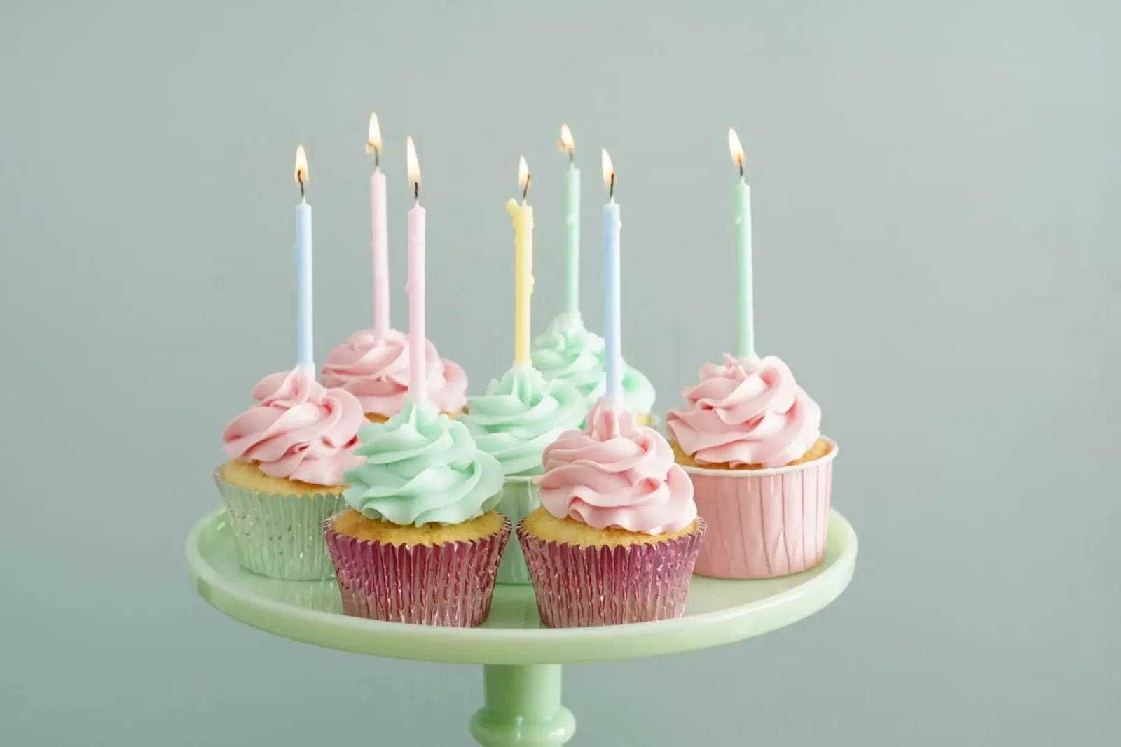 Cupcake pastello con candeline di compleanno poster da foodphotolove