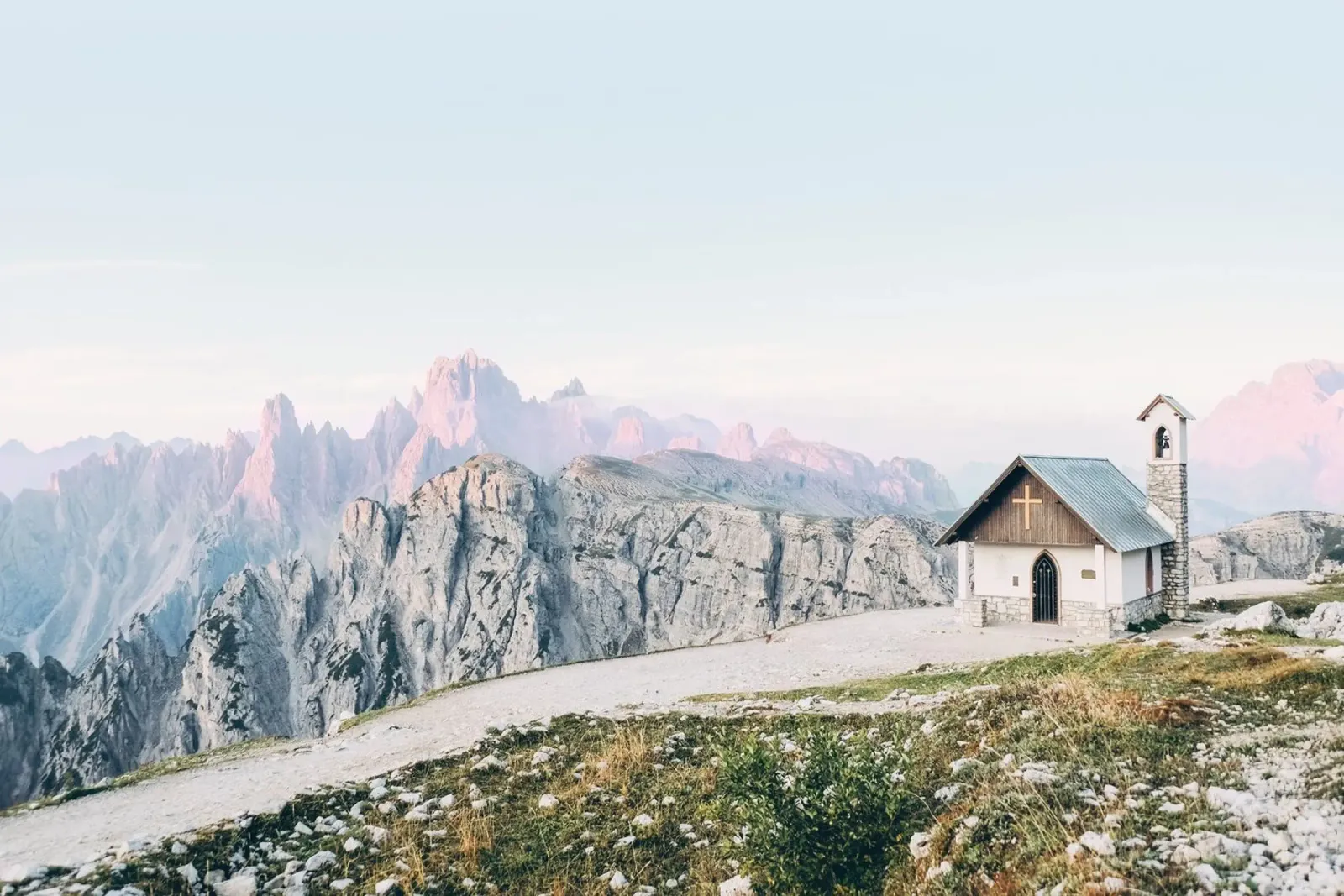 Dolomiti, Italia I Paesaggio alpino e chiesa di Tre Cime tela con Cornice a cassetta da Julie Travel Photography
