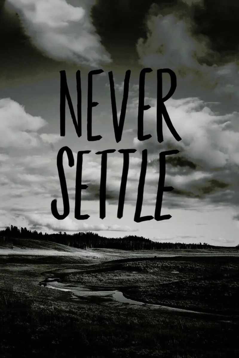 Never Settle poster con telaio in alluminio da Leah Flores