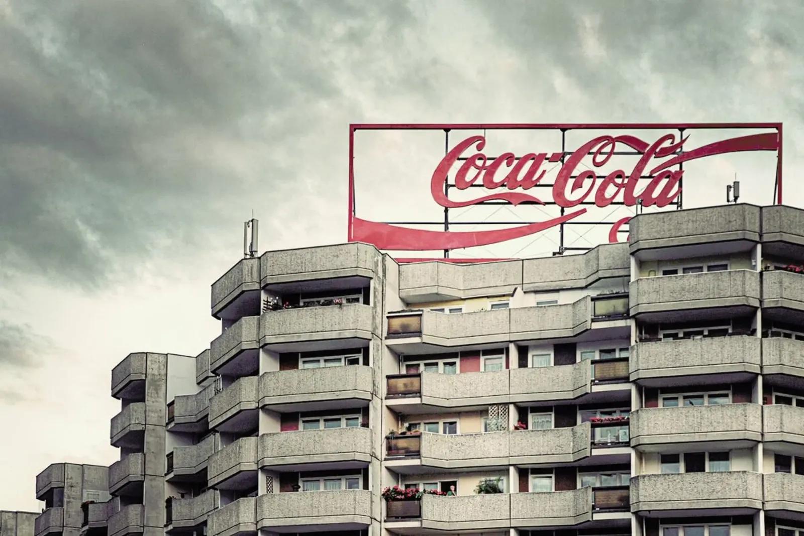 Coca Cola pellicola backlit da Michael Belhadi