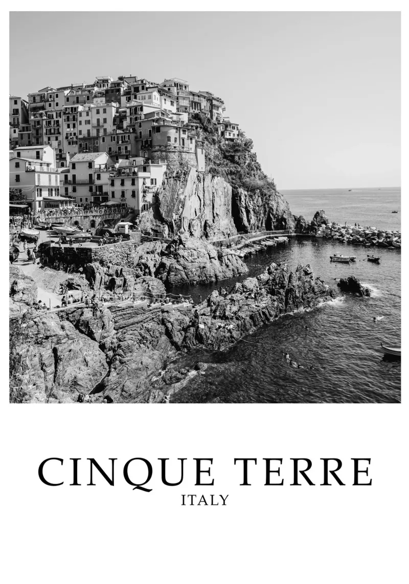 Cinque Terre Italy Coastline Scene Greyscale poster con telaio in plastica da Charnwood Prints