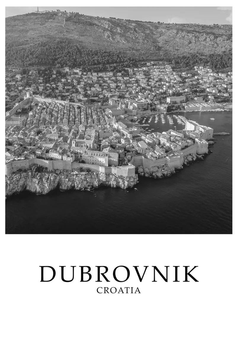 Dubrovnik Croatia Skyline Scene Greyscale poster con telaio in alluminio da Charnwood Prints