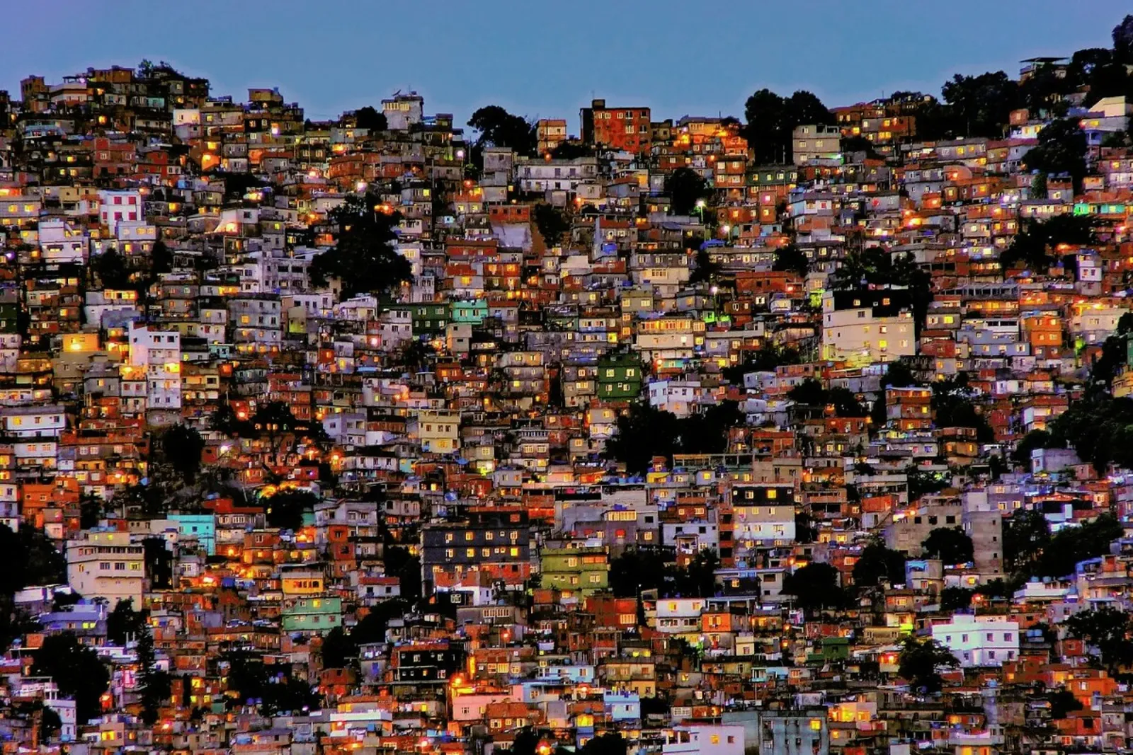 Nightfall in the Favela Da Rocinha poster con telaio in alluminio da Pictufy