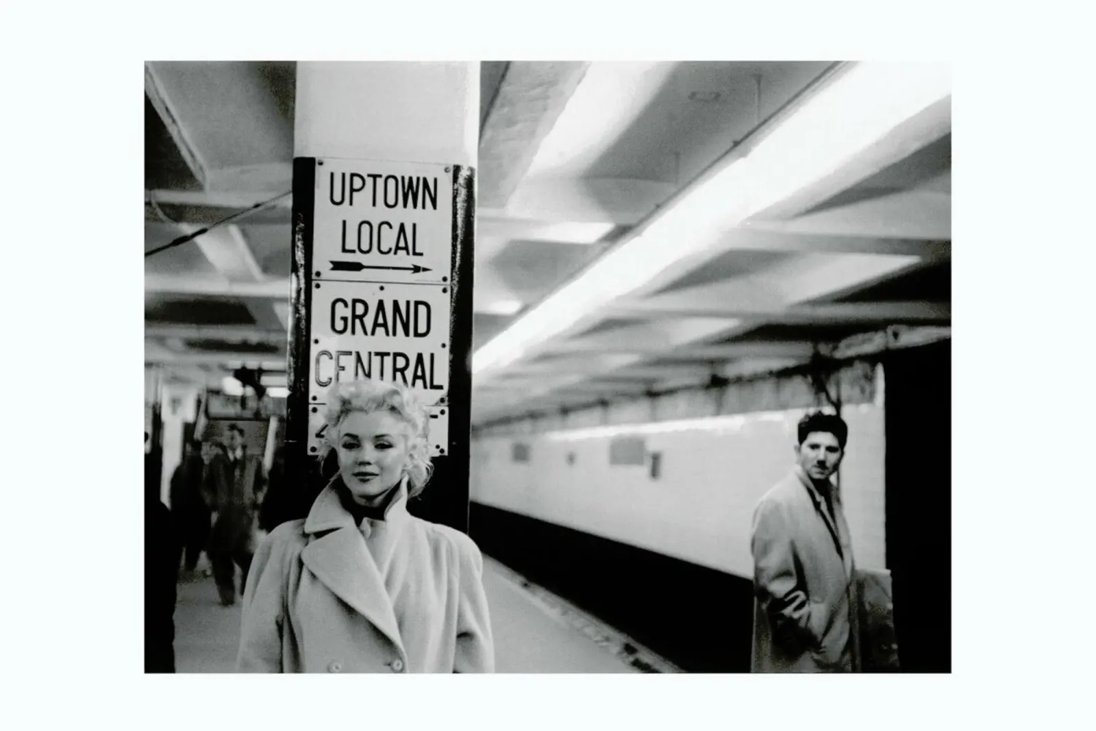 Marilyn Monroe at Grand Central Station, New York 1955 poster con telaio in alluminio da Gallery Print and Art Limited