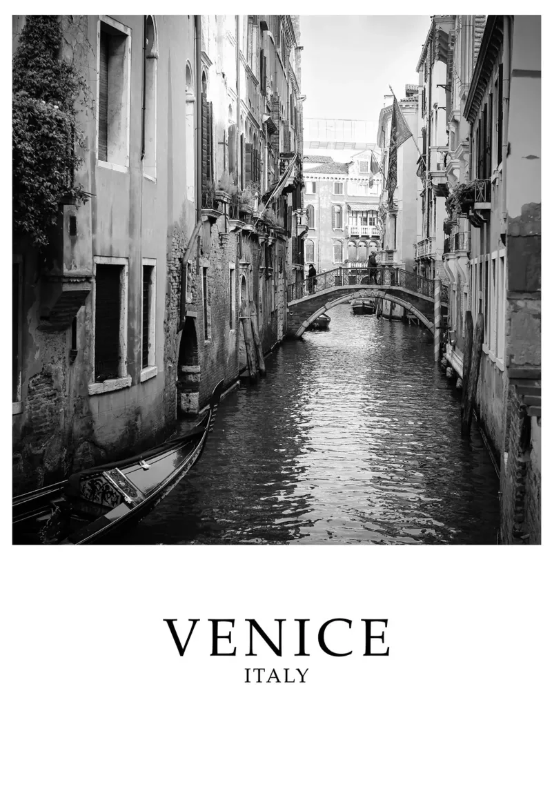 Venice Italy Canal Scene Greyscale poster con telaio in plastica da Charnwood Prints