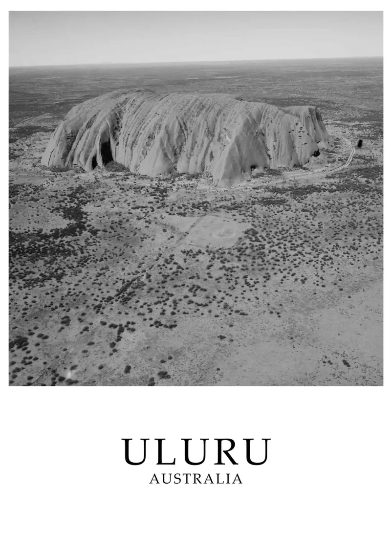 Uluru Ayers Rock Australia Natural Scene Greyscale poster con telaio in plastica da Charnwood Prints