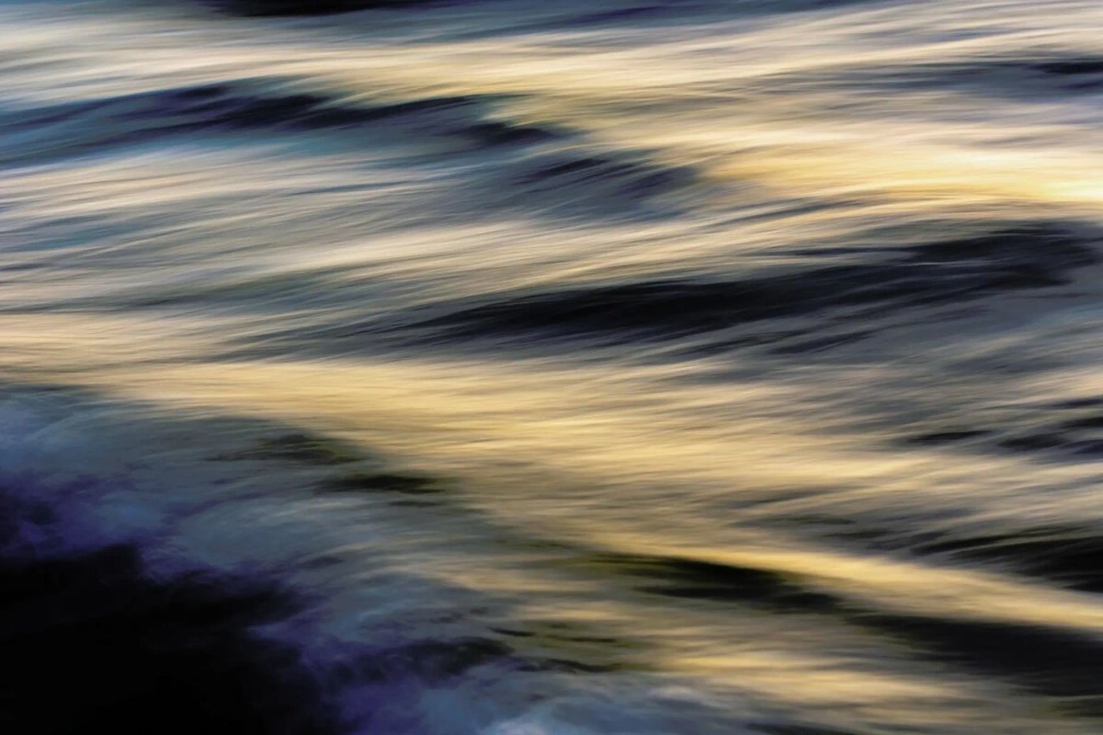 The Uniqueness Of Waves Xxiv pellicola backlit da Tal Paz-Fridman
