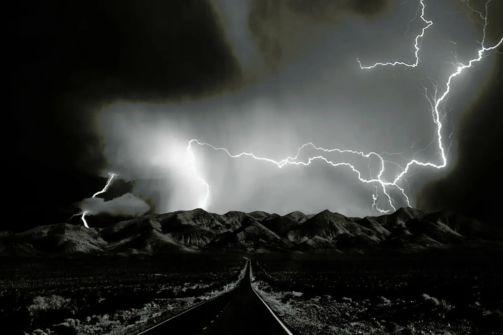 On The Road With The Thunder Gods - Yvette Depaepe carta hahnemühle da Pictufy