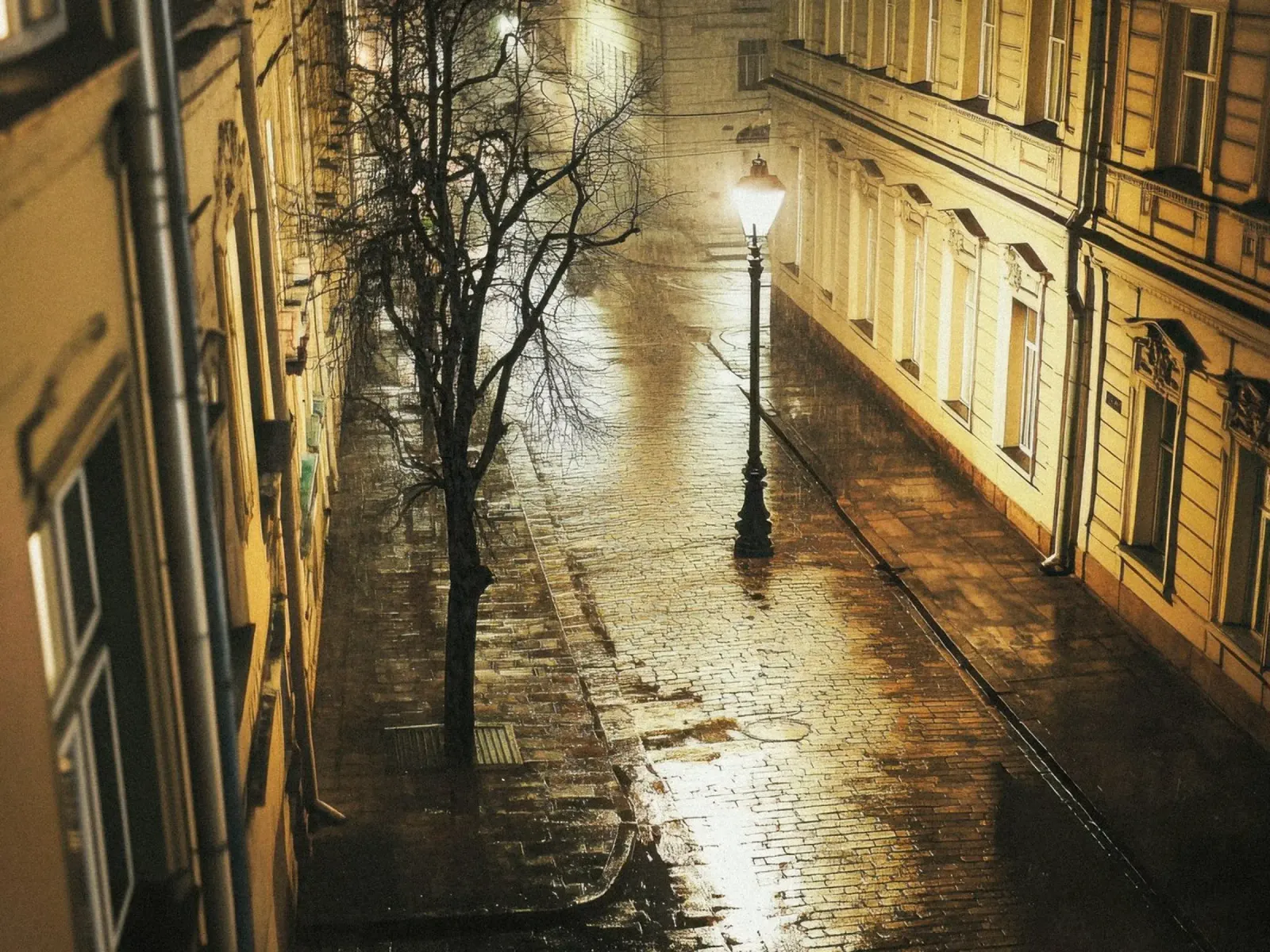 Varsavia sotto la pioggia - Silenzio d'oro poster con telaio in legno da By Night