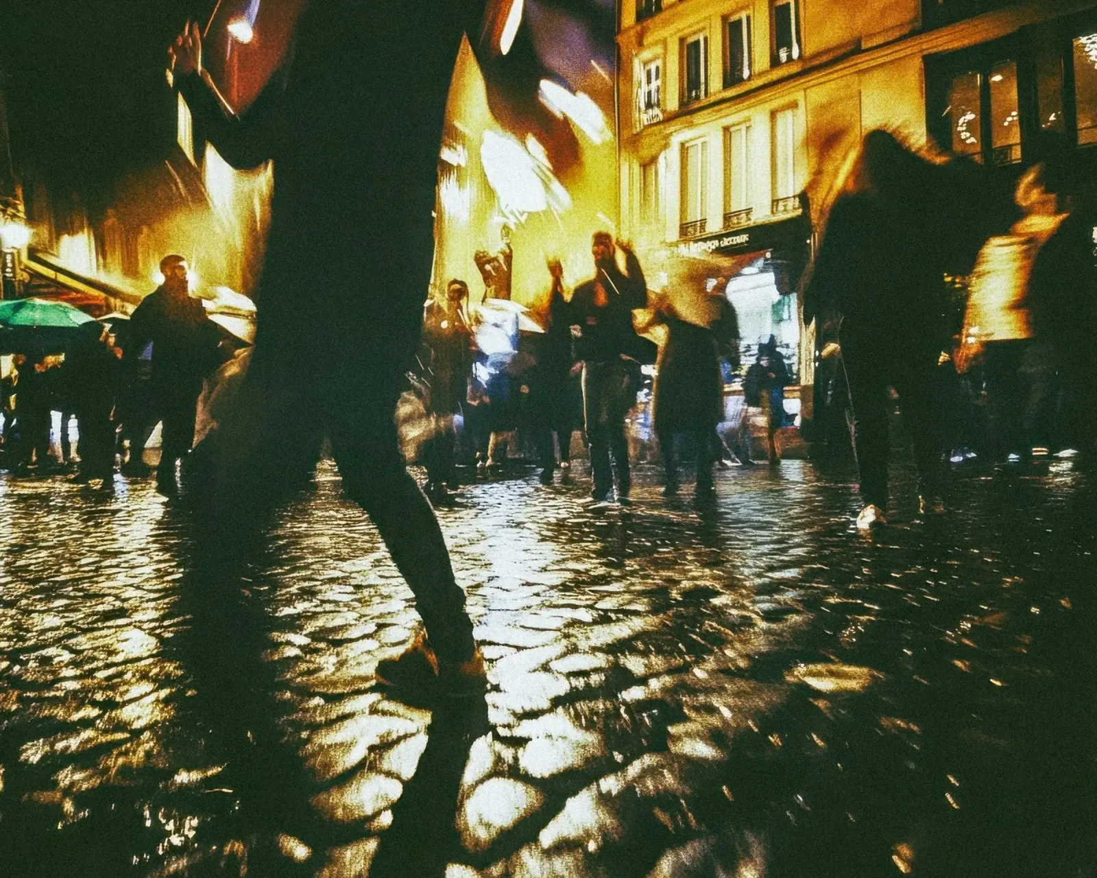 Paris, l'Éclat Urbain sous un Nouveau Regard (Paris, der urbane Glanz unter einem neuen Blickwinkel) Leinwand mit Schattenfugenrahmen von By Night
