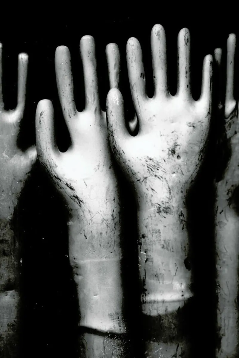 Hands pellicola backlit da Magdalena Martin Photography