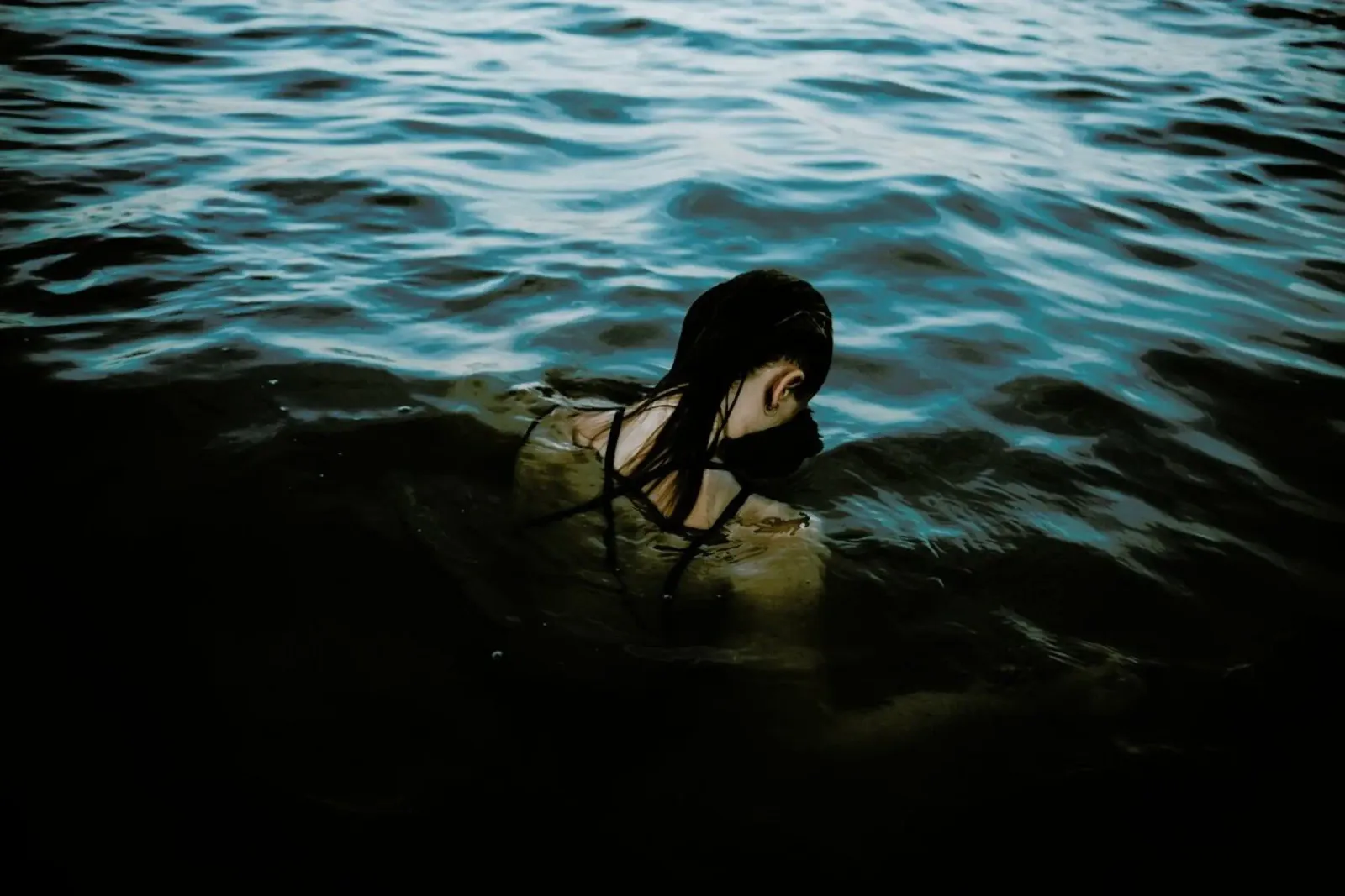 Drowning pellicola backlit da Chris Abatzis