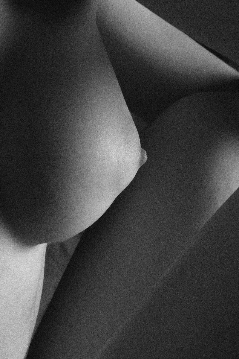 Breast in profile pellicola backlit da Dave Hare Photography