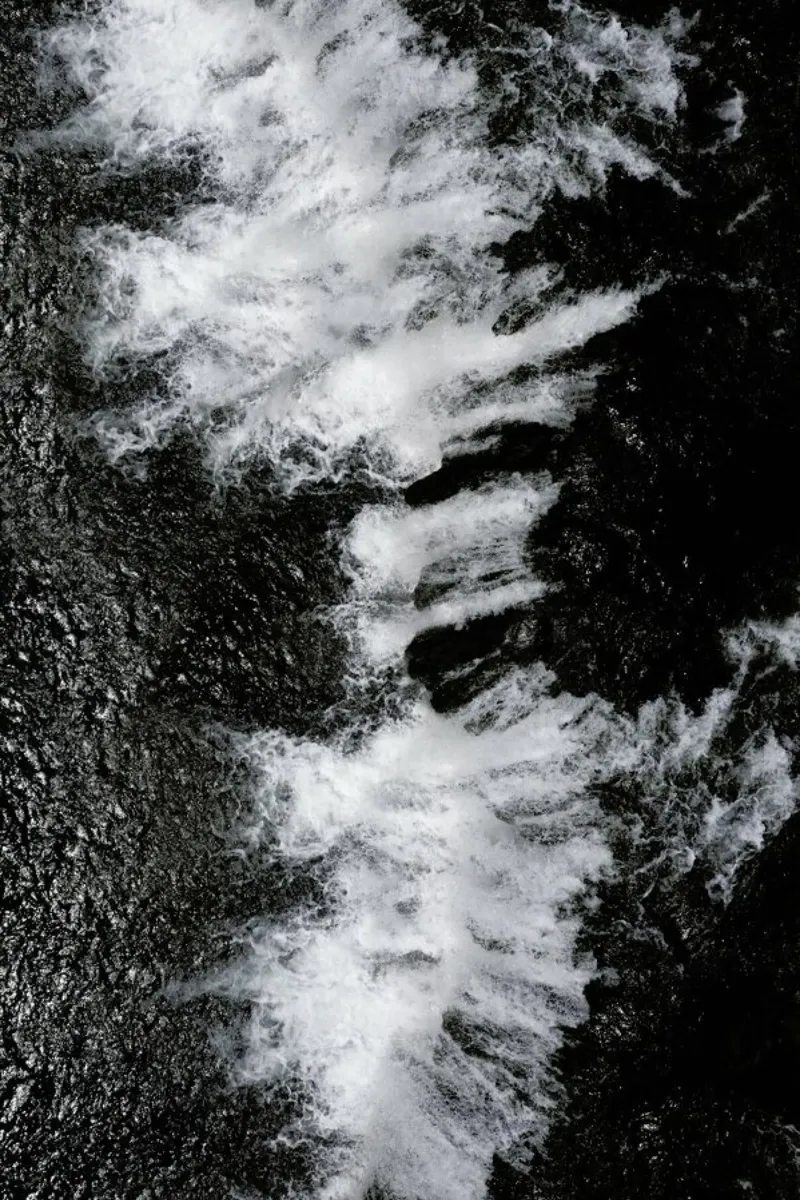 Black and White Water Cascade pellicola backlit da Studio Nahili