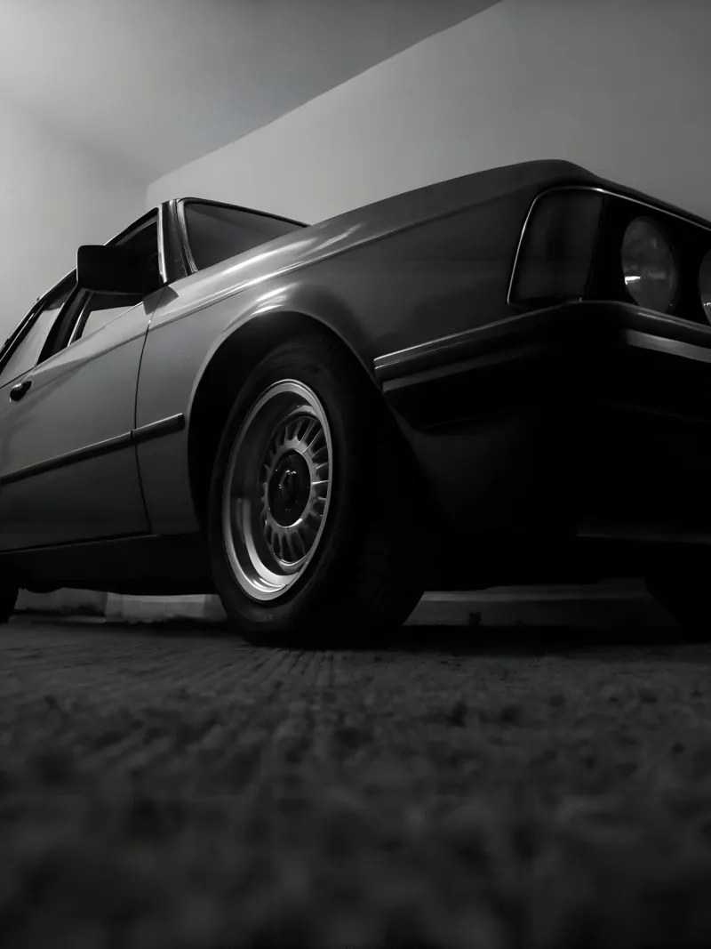 Auto d'epoca monocromatica pellicola backlit da CAR EDITION