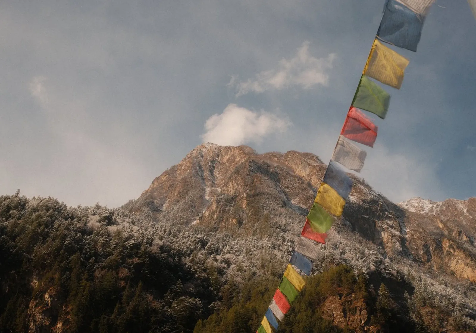 Morning Light Over the Himalayas poster con telaio in plastica da FujiPrints