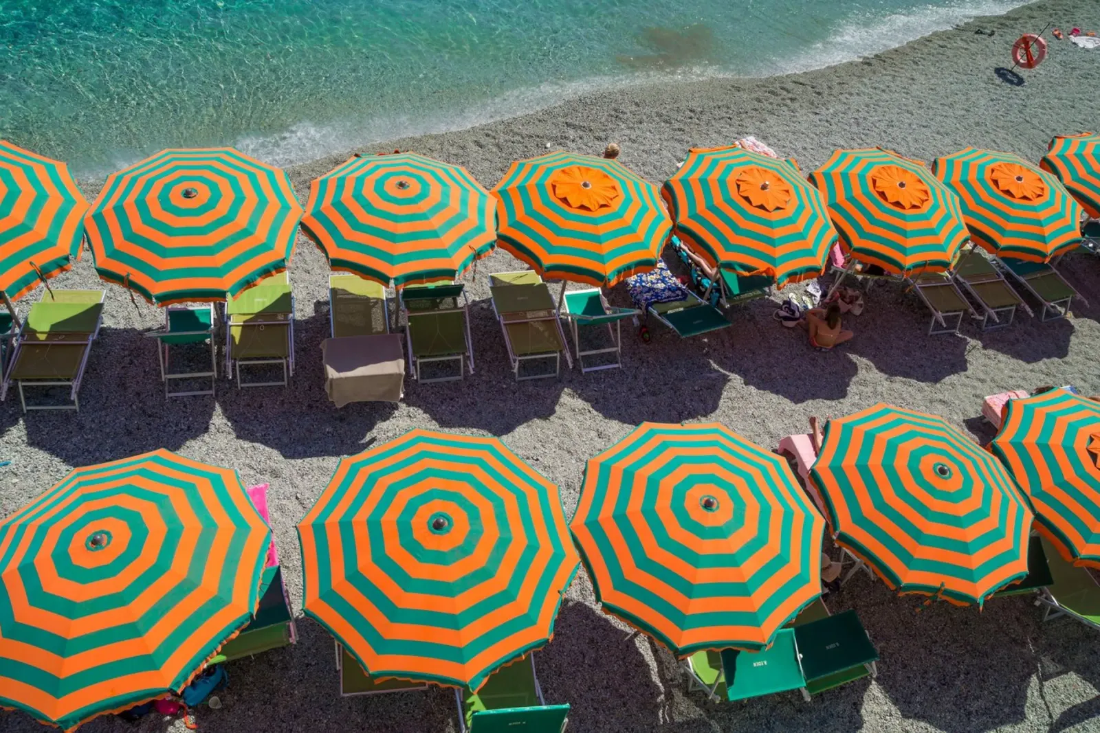 Retro Italian Beach Print, Umbrella Beach Poster pellicola backlit da TheTravelClub