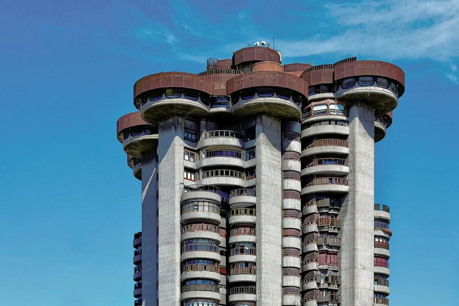Torres blancas tela con Cornice a cassetta da Michael Belhadi