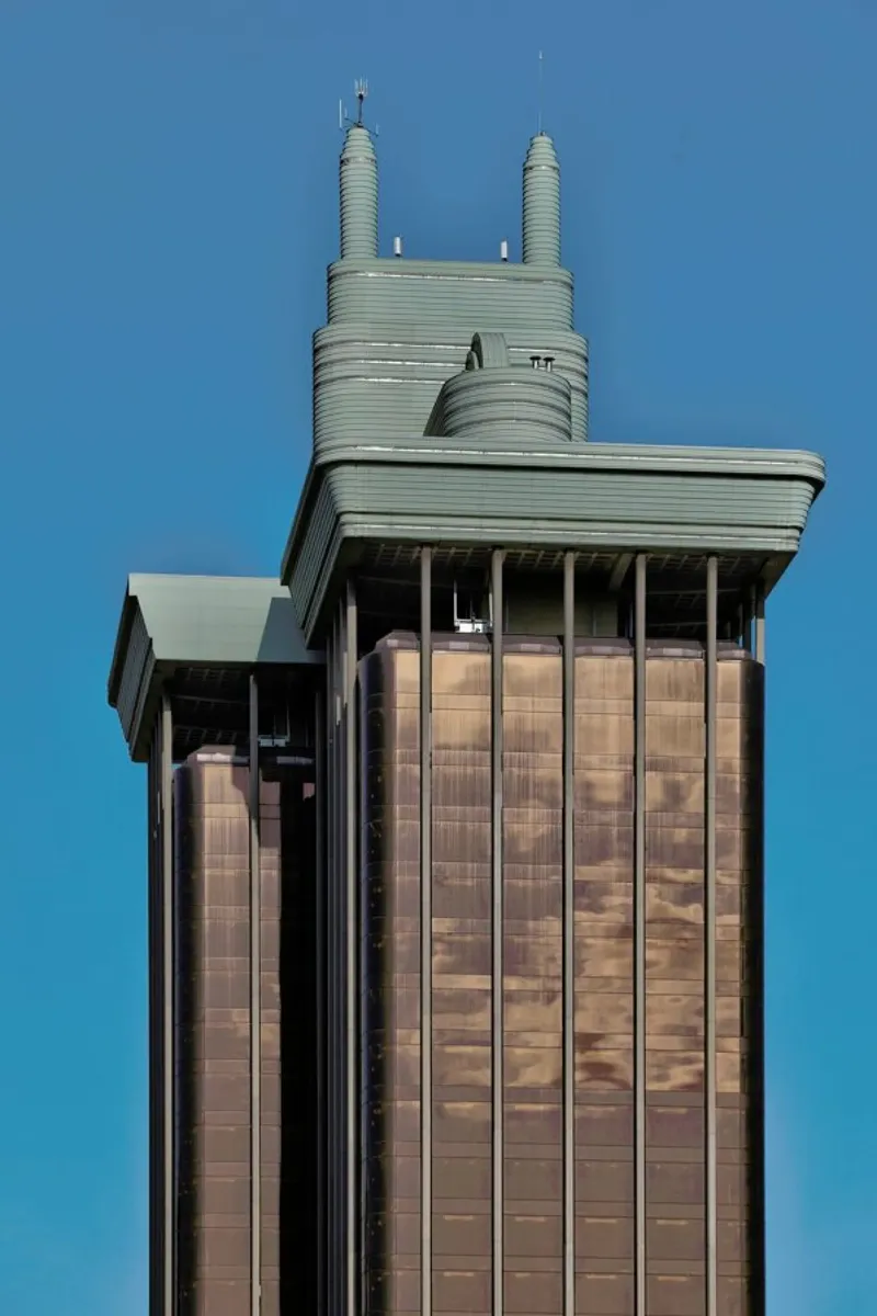 Torre colon poster con telaio in plastica da Michael Belhadi