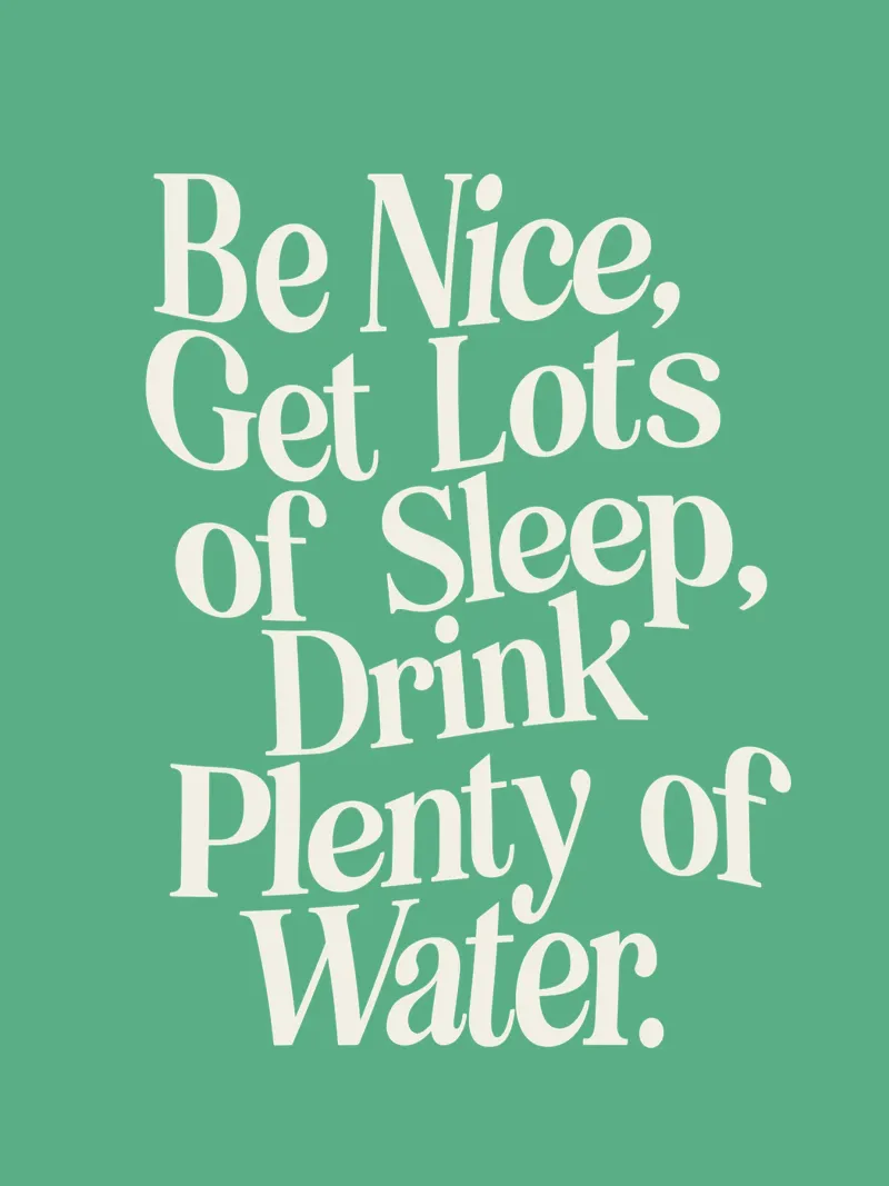 Seien Sie nett, schlafen Sie viel, trinken Sie viel Wasser Typografie Poster von THE MOTIVATED TYPE