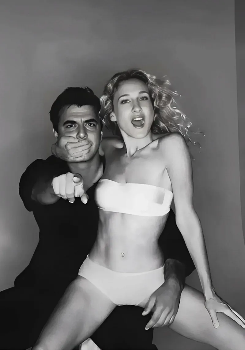 Carrie e Big nella scena iconica della toilette poster con telaio in alluminio da rangginangs