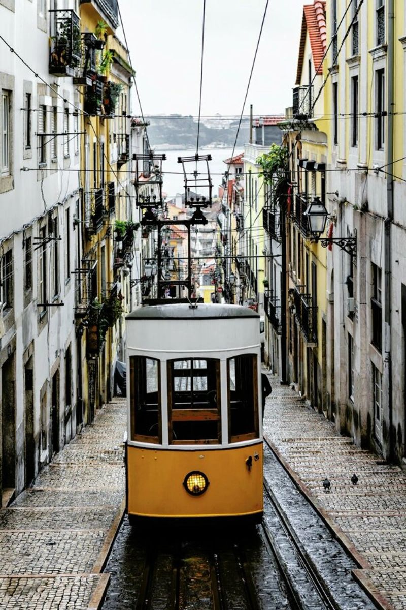 Yellow Tram poster de EyeEm Mobile GmbH
