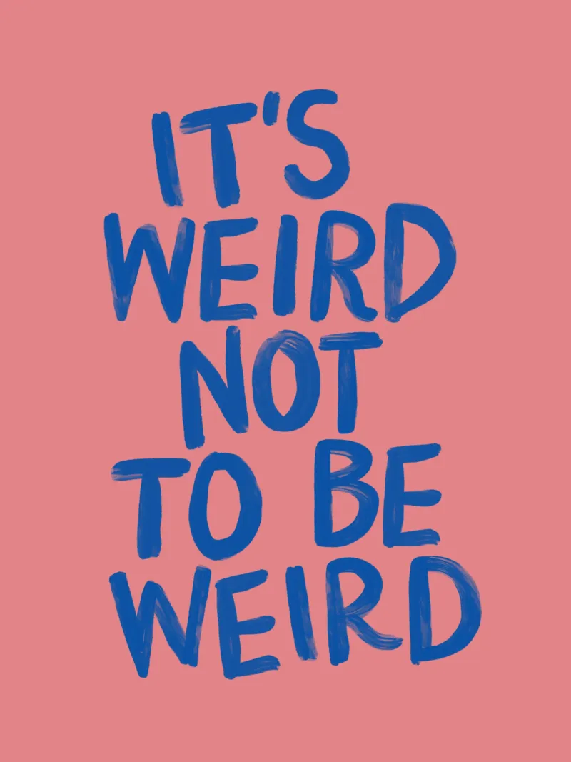 Stampa tipografica rosa e blu "It's Weird Not to Be Weird". carta hahnemühle da THE MOTIVATED TYPE
