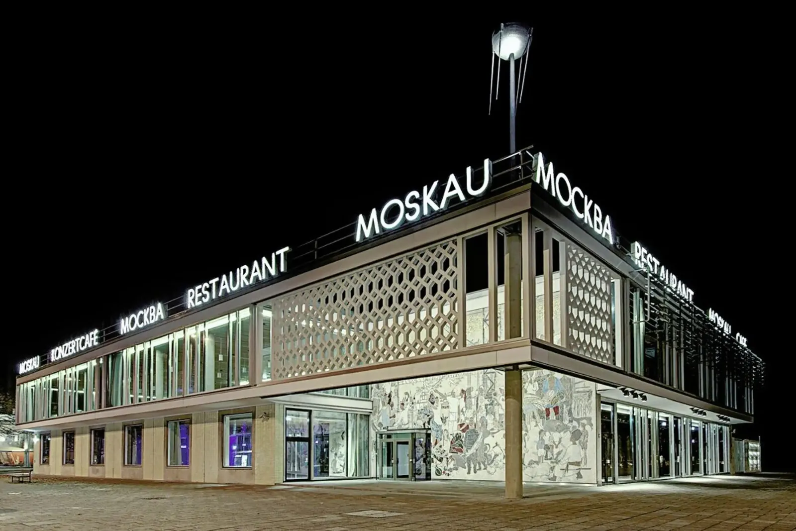 Cafe Moskau No. 1 pellicola backlit da Michael Belhadi
