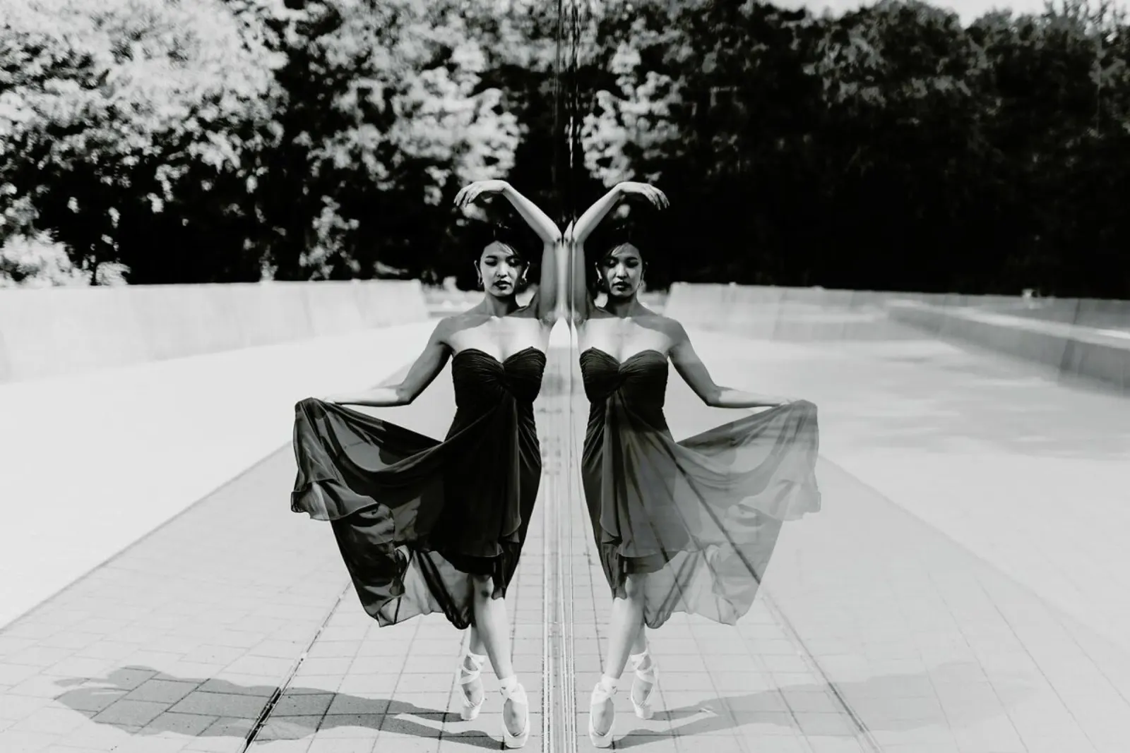 Perfect Symmetry pellicola backlit da Runway Collective