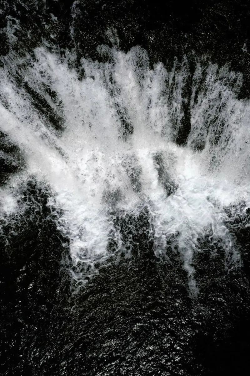 Waterfall a Million Drops of Water pellicola backlit da Studio Nahili