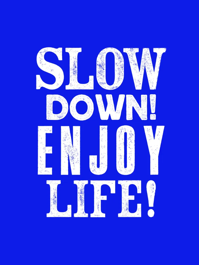 Slow Down Enjoy Life Typography Print en azul y blanco metacrilato de THE MOTIVATED TYPE