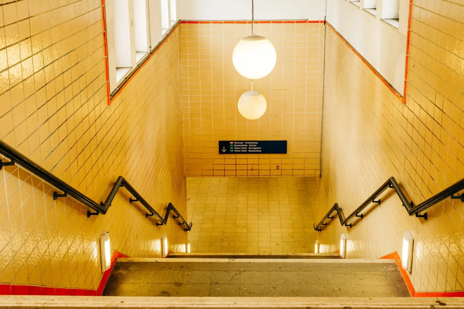 Tunnel della metropolitana/S-Bahn di BERLINO - Fotografia di strada, Germania tela con Cornice a cassetta da Bold and Retro