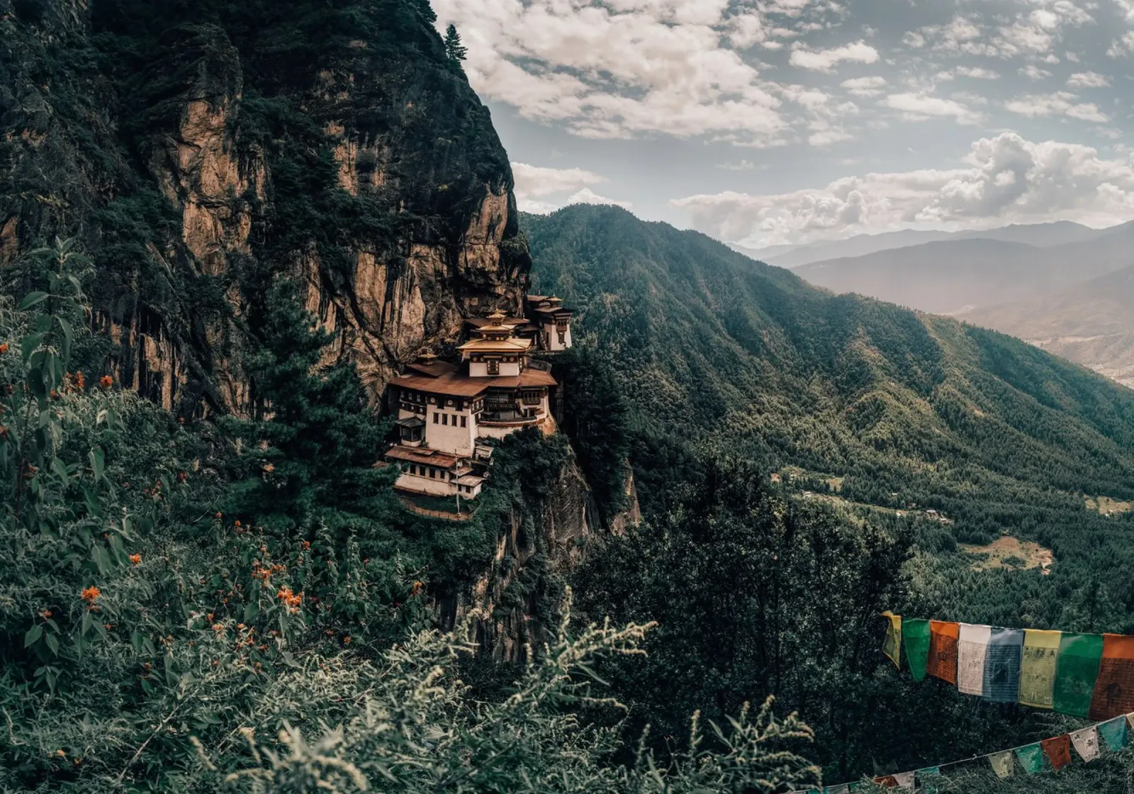 Mania Landscapes Raw 14 Paro (Bhutan) poster avec cadre en bois de Mania Print Collection