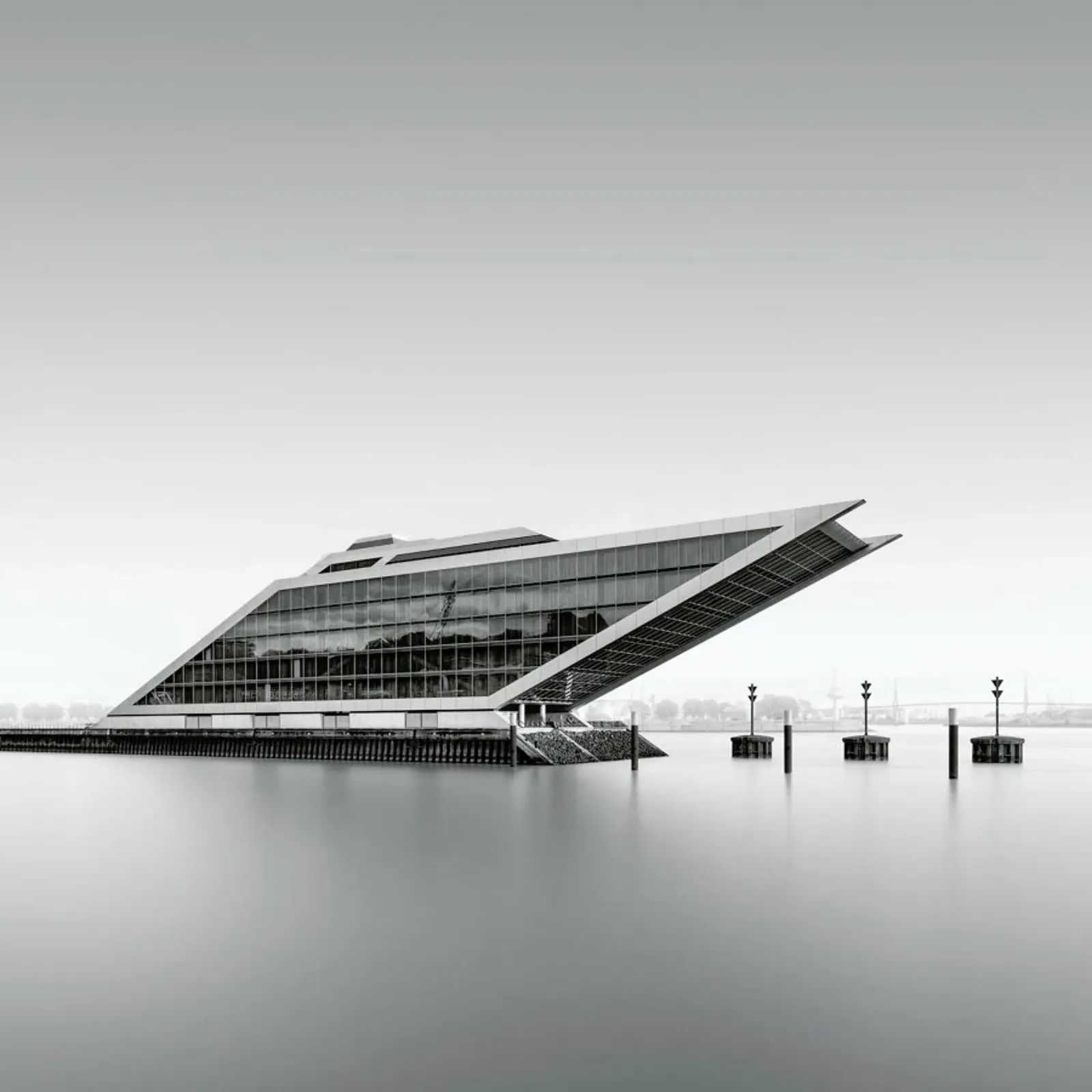 Hamburg - Dockland poster con telaio in legno da Håggard Photography | Ronny Behnert