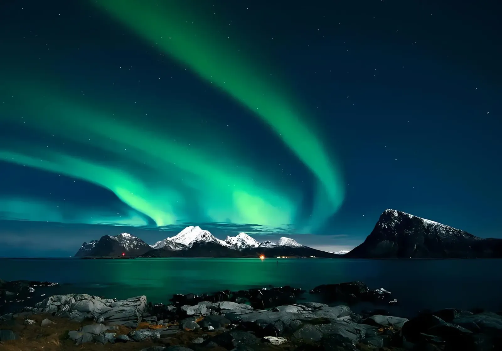 L'aurora boreale sulle montagne pellicola backlit da Matthew Katz