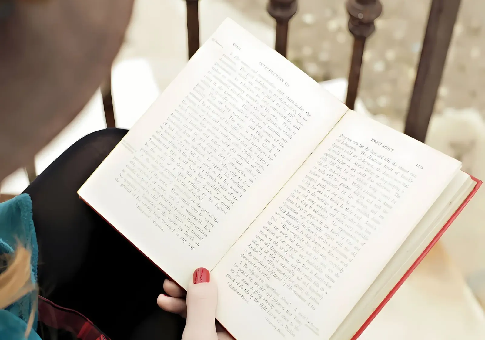 Ragazza romantica che legge un libro poster con telaio in alluminio da Aiden Garcia