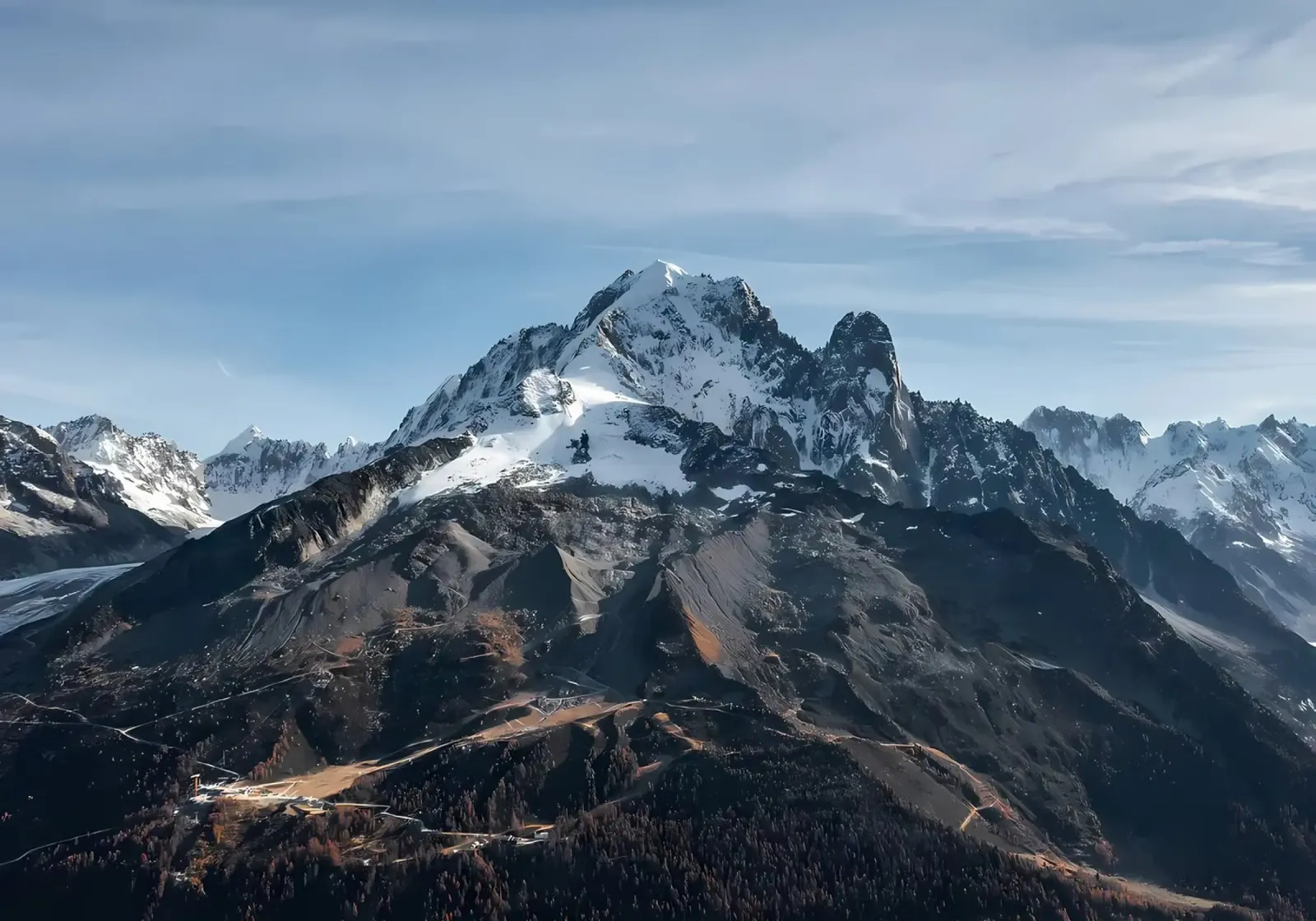Picco innevato a Chamonix Mont-blanc pellicola backlit da Matthew Katz