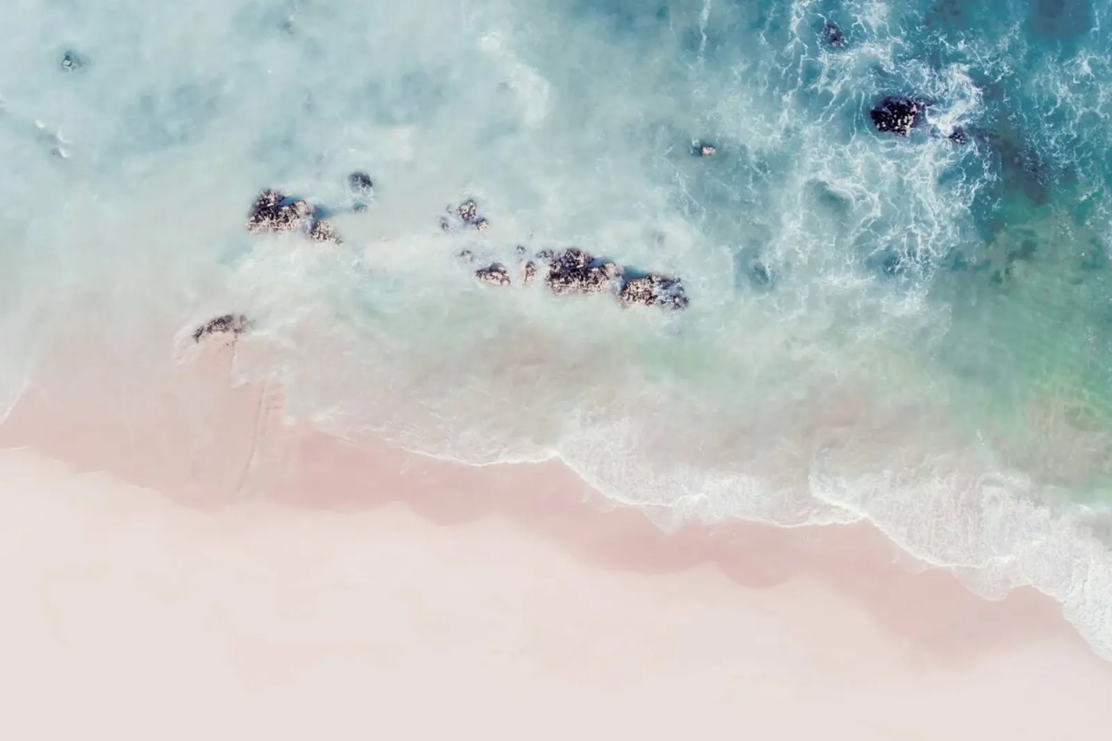Aerial Beach - Ocean Pink Blush poster con telaio in plastica da Ingrid Beddoes