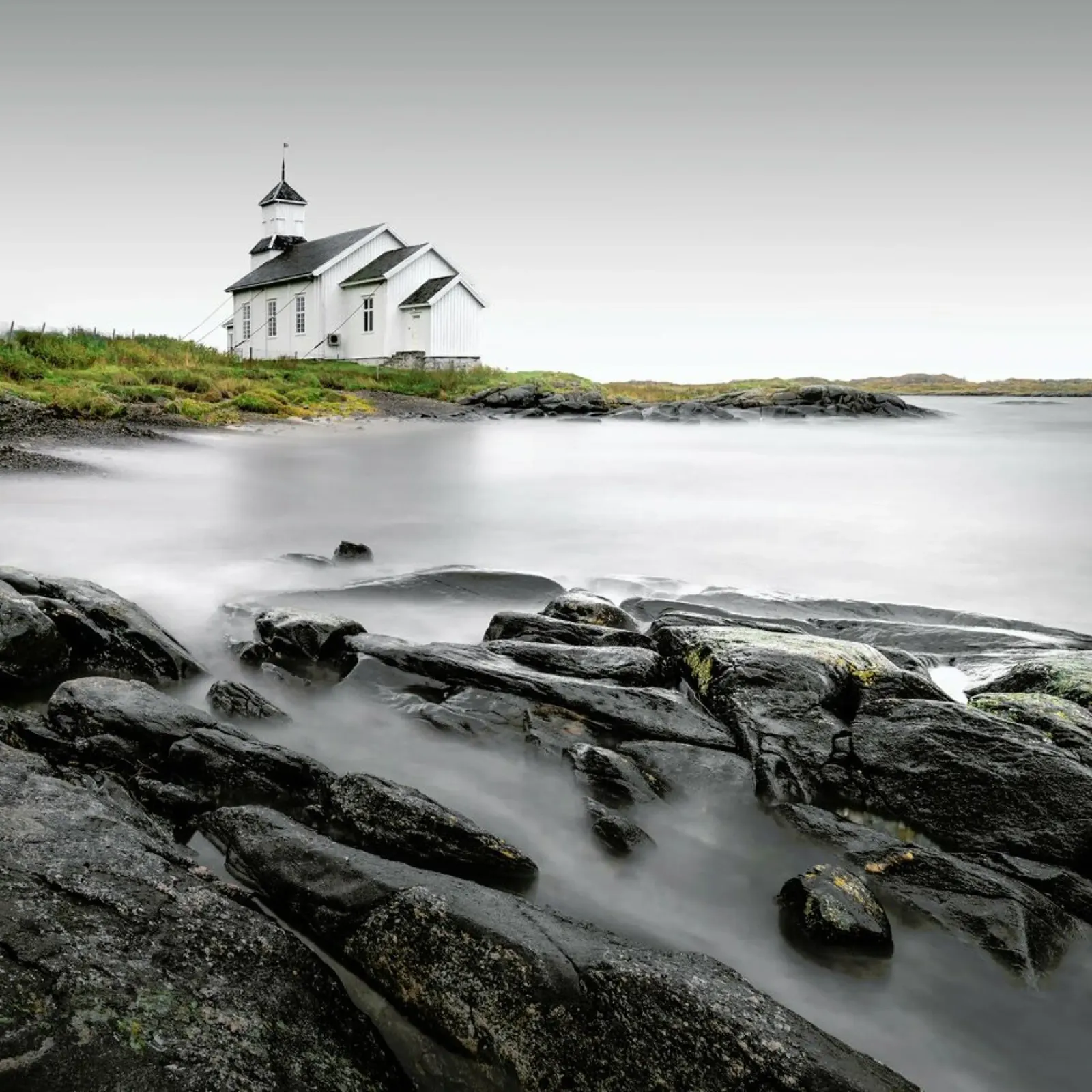 Gimsøy Kirke II - Lofoten 2018 pellicola backlit da Håggard Photography | Ronny Behnert