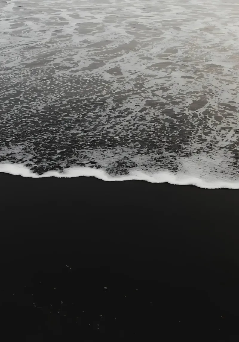 Onde della spiaggia di sabbia nera pellicola backlit da Matthew Katz