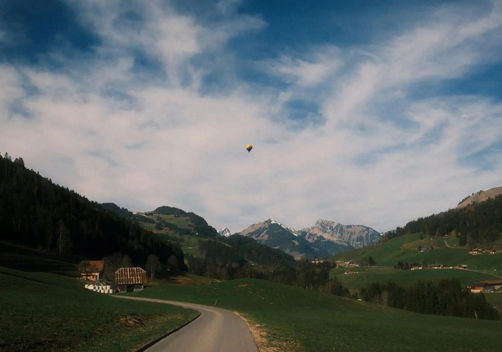 Floating Above the Valley – Swiss Spring Serenity pellicola backlit da FujiSwiss