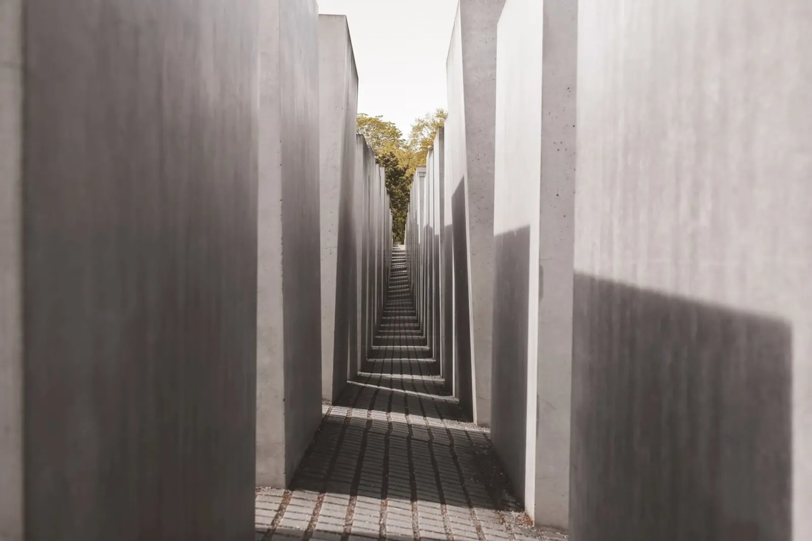 Berlino, Germania I Prospettiva minimalista del Memoriale ebraico plexiglass da Julie Travel Photography