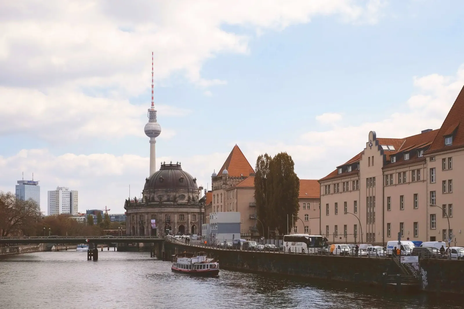 Berlino, Germania I Isola dei musei e la torre Fernsehturm pellicola backlit da Julie Travel Photography