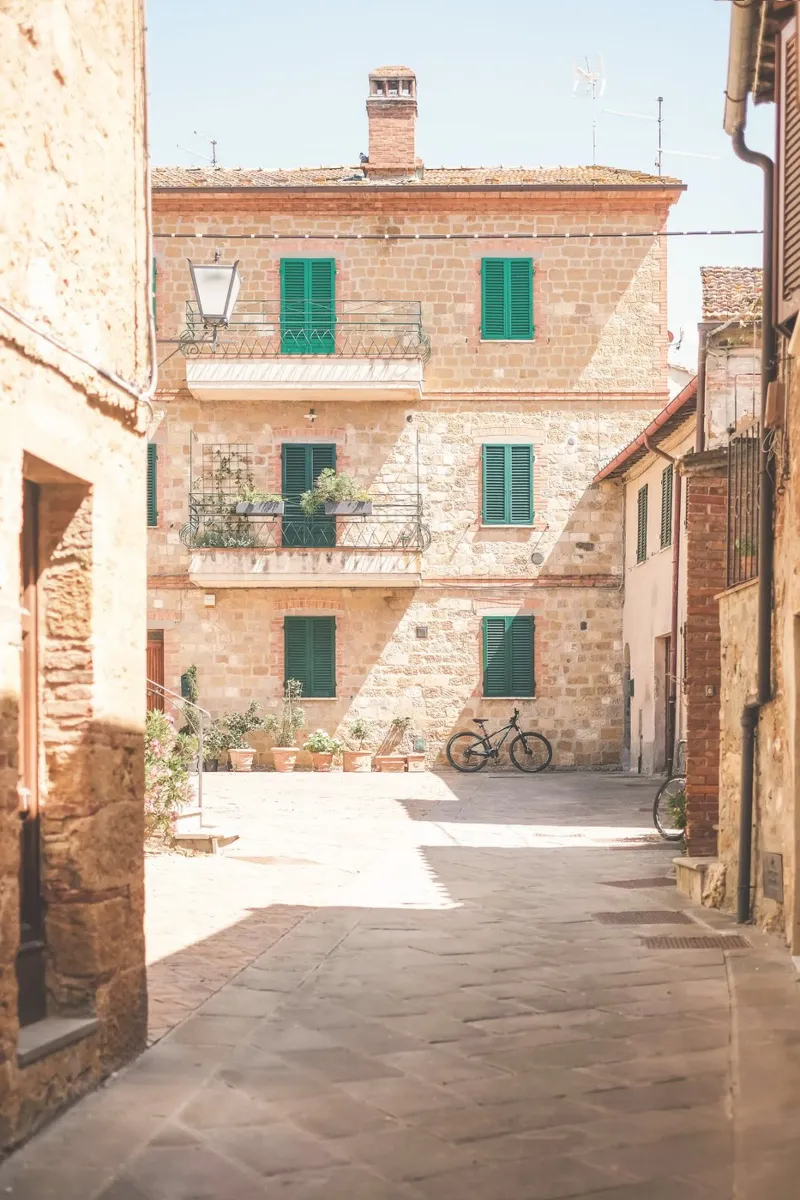 Toscana, Italia I Il borgo medievale di Pienza in una luce dorata poster con telaio in alluminio da Julie Travel Photography