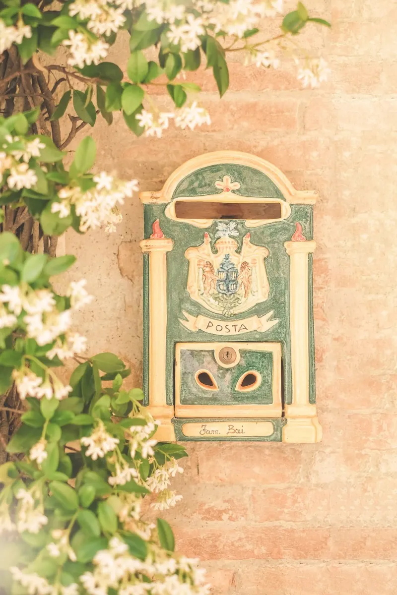 Toscane, Italië I Versierde retro brievenbus in Pienza canvas van Julie Travel Photography